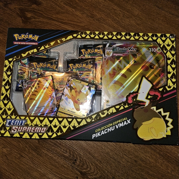 Pokémon TCG: Ultimate Zenith Pikachu VMAX Special Collection in Spanish - Picture 2 of 5